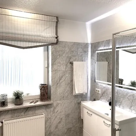 Luettje Huus Frieda Mit Strandkorb Am Von Mai Bis September 쿡스하펜