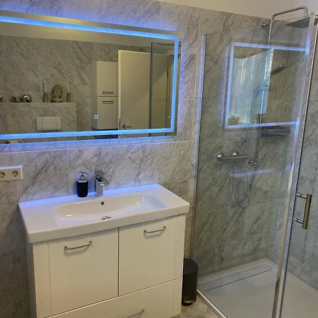 Luettje Huus Frieda Mit Strandkorb Am Von Mai Bis September *