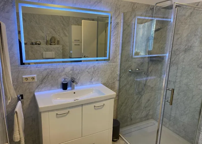 Luettje Huus Frieda Mit Strandkorb Am Von Mai Bis September *